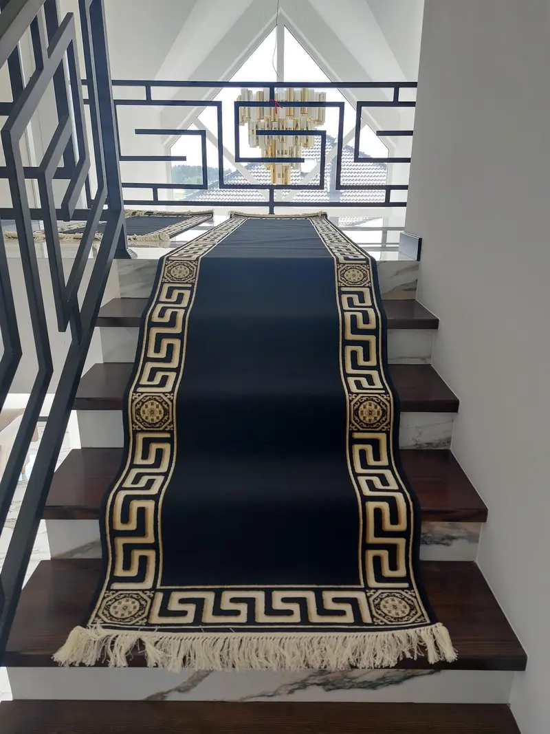 Dywan do holu z meandrem Versace czarny 80/400