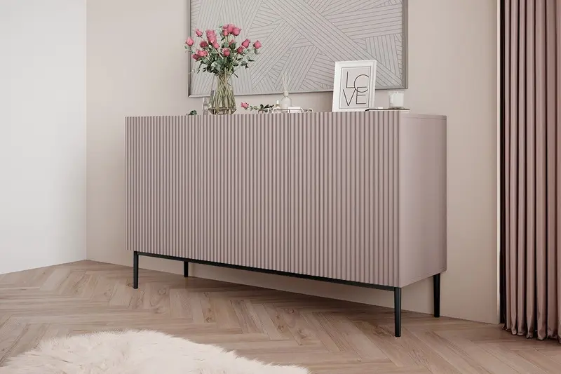 Komoda Nicole 150 cm z ryflowanym frontem i metalowymi nogami - antyczny róż / czarne nóżki