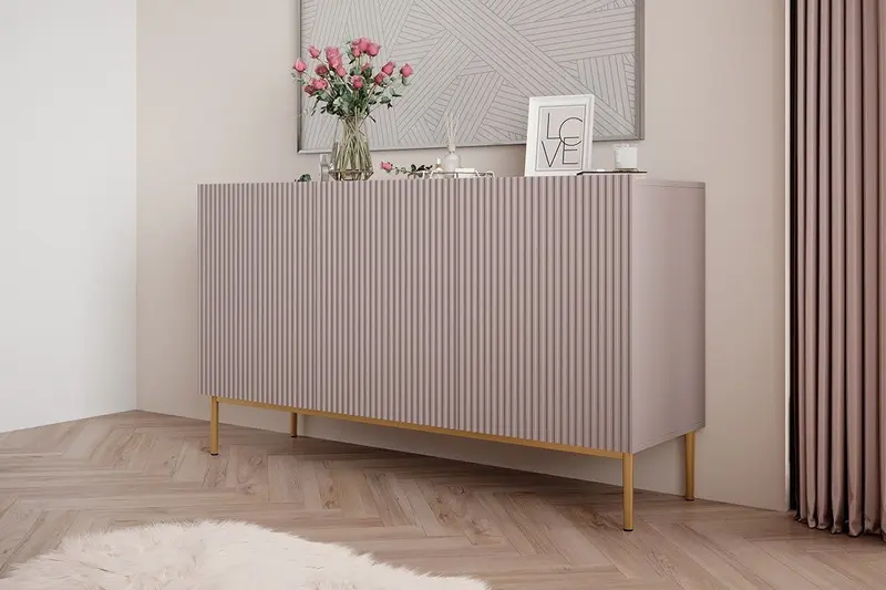 Komoda Nicole z ryflowanym frontem i metalowymi nogami 150 cm - antyczny róż / złote nóżki