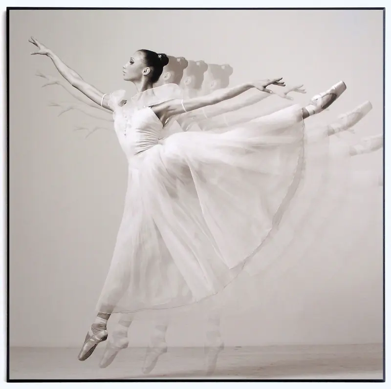 Obraz Balerina w bieli, czarno-biała fotografia na płycie 71x71 cm