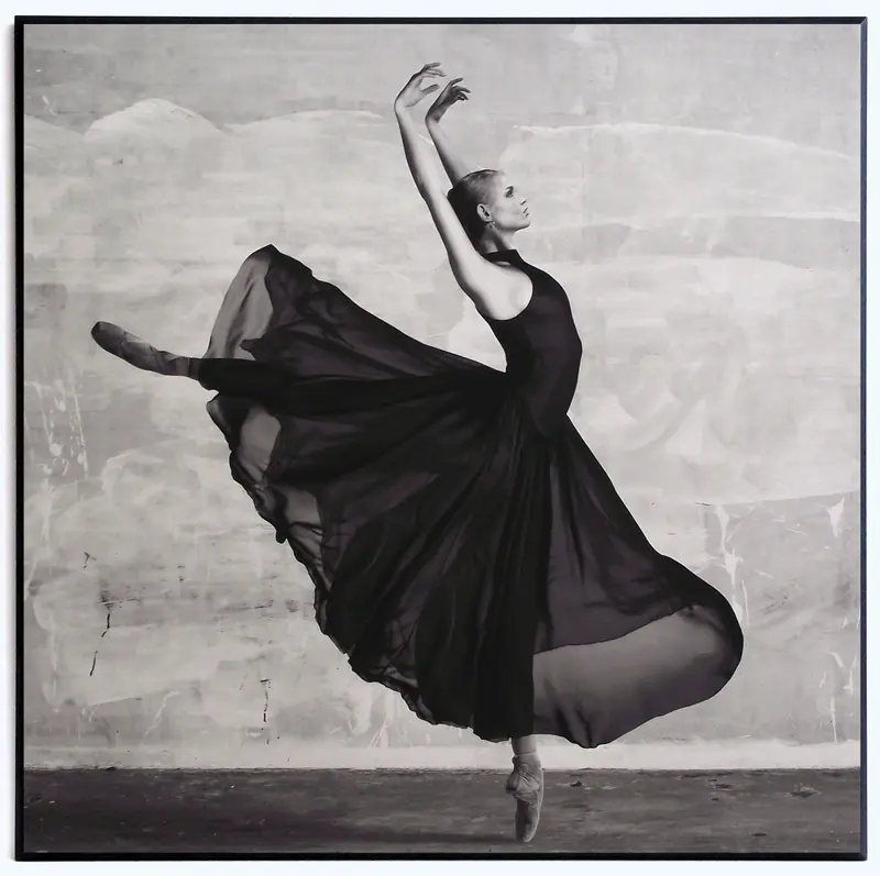 Obraz Balerina w czerni, czarno-biała fotografia na płycie 71x71 cm
