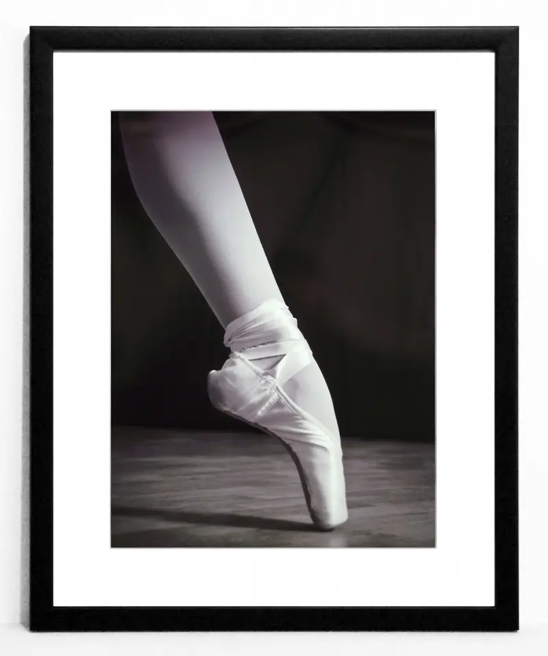 Obraz Balet, czarno-biała fotografia pointy w ramie 40x50 cm