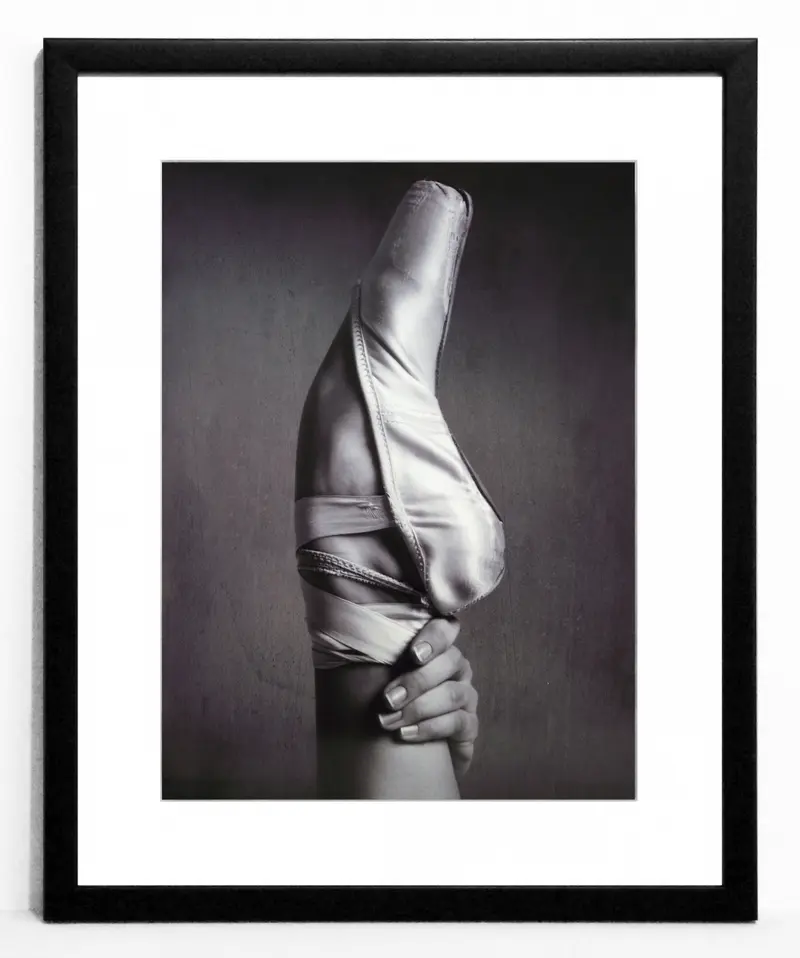Obraz Balet, czarno-biała fotografia pointy w ramie 40x50 cm