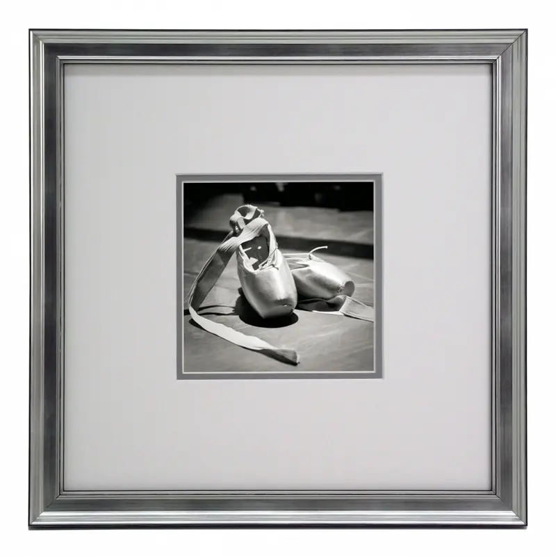 Obraz Baletki I, czarno-biała fotografia w ramie z passe-partou 30x30 cm