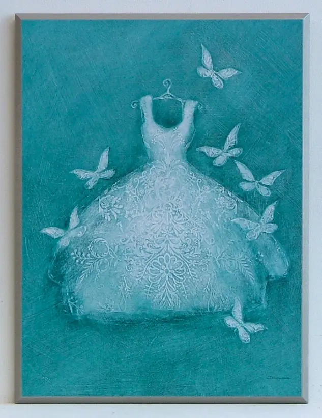 Obraz Biała koronkowa sukienka na zielonym tle 31x41 cm