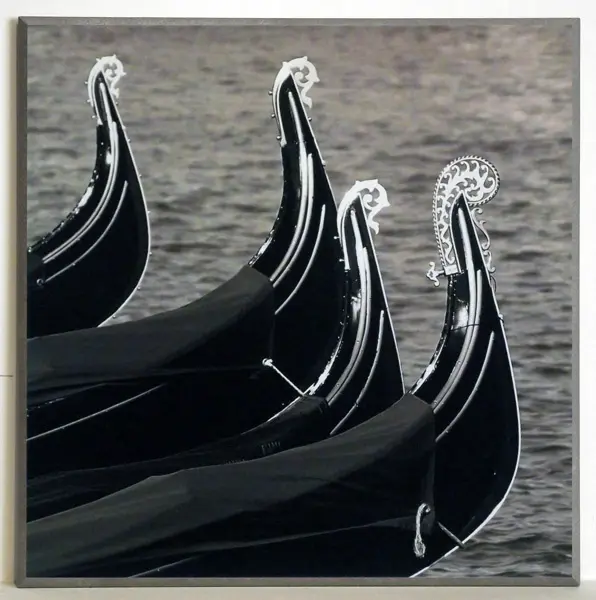 Obraz Czarno-biała fotografia weneckich gondoli 31x41 cm