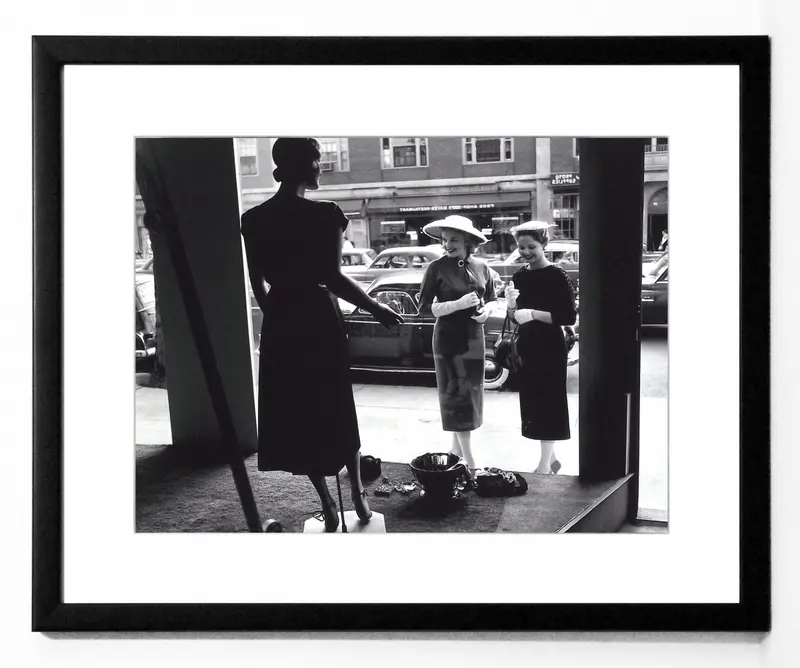 Obraz Garsonki, kobiety w oknie wystawowym, czarno-biała fotografia w ramie 50x40 cm