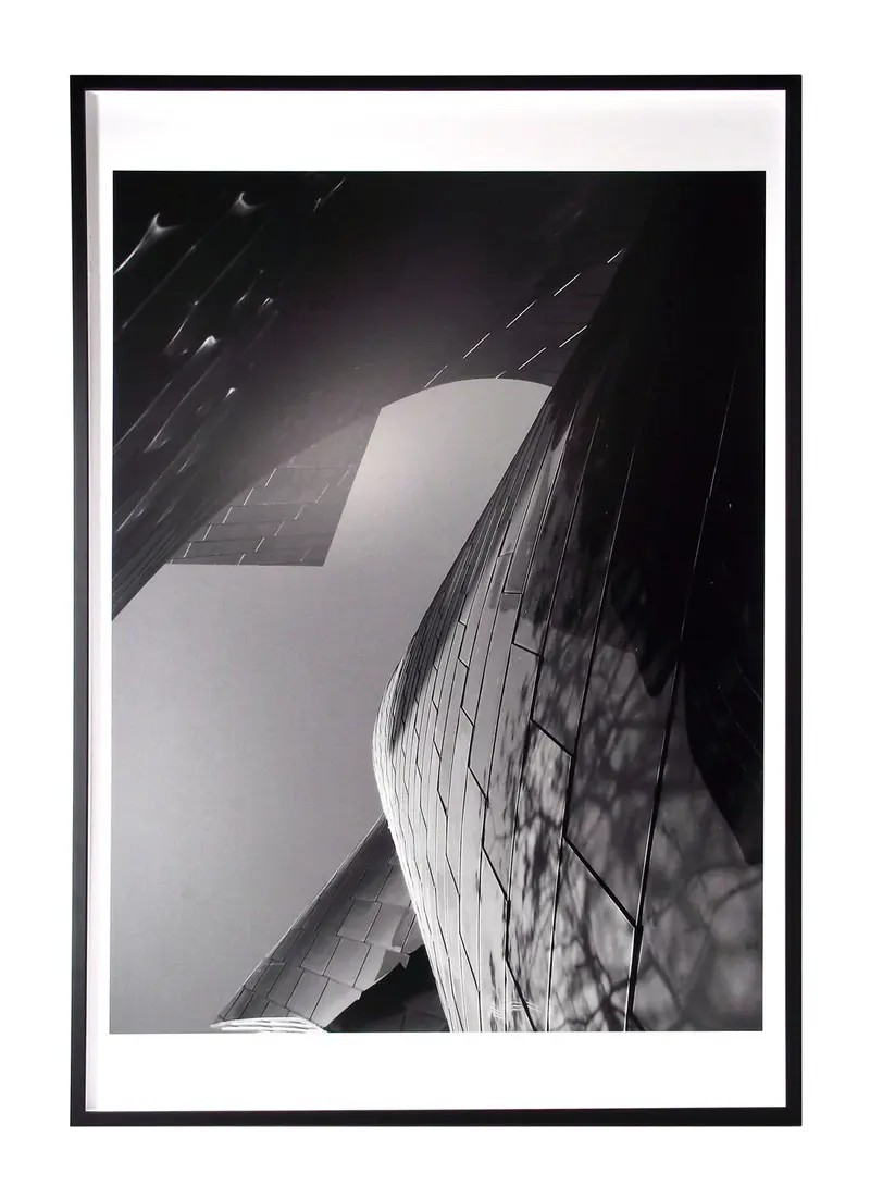 Obraz Kadr czarno-białej fotografii nowoczesnej architektury w ramie 98x144 cm
