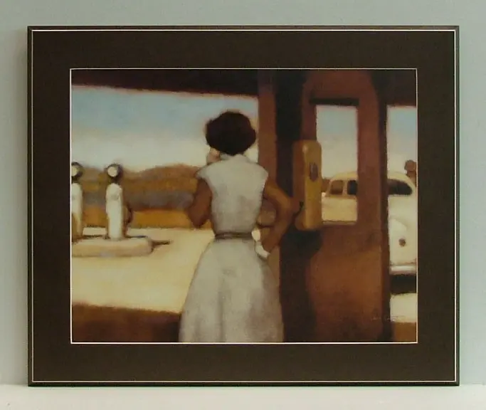 Obraz Kobieta z białym samochodem retro na stacji benzynowej 60x50 cm