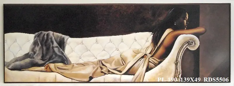 Obraz Leżąca na fotelu kobieta w białej sukni 139x49 cm