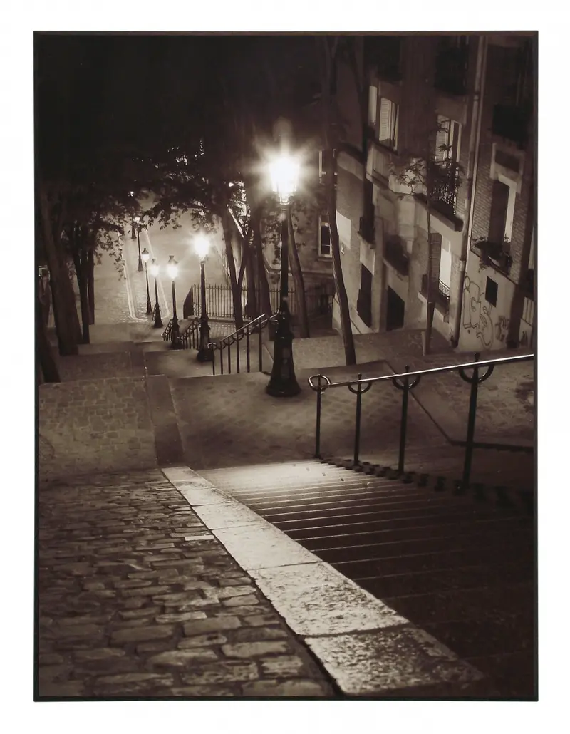 Obraz Montmartre w Paryżu w świetle latarni w sepii na płycie 61x81 cm