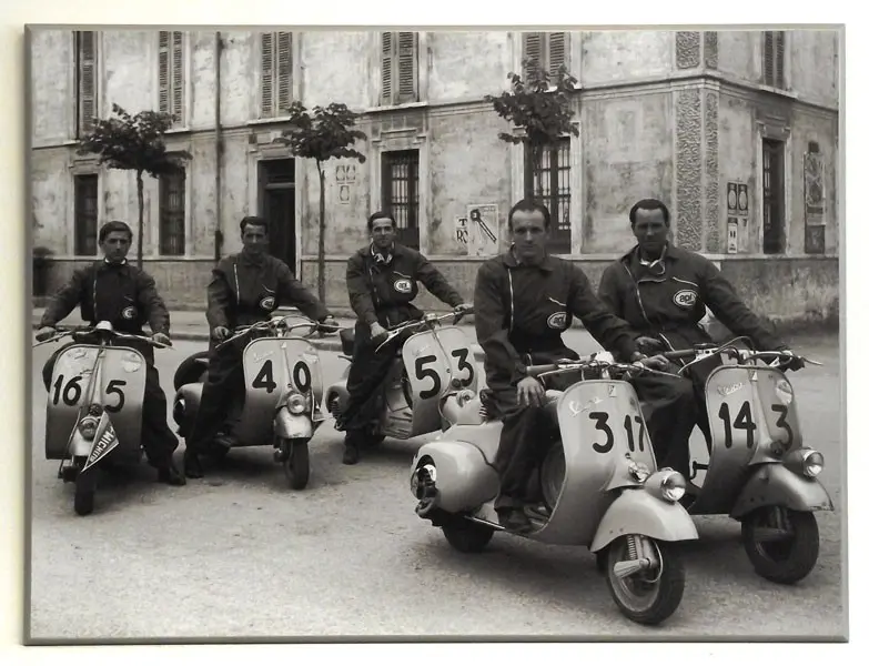 Obraz Panowie na skuterach Vespa 81x61 cm