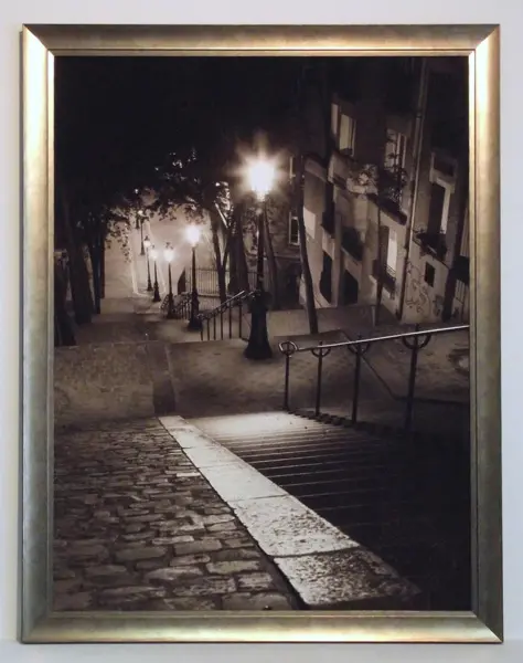 Obraz Paryż, Montmartre w świetle latarni w sepii w miedzianej ramie 60x80 cm