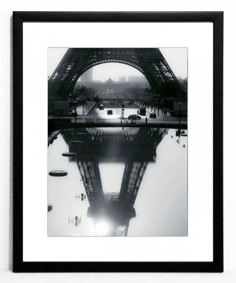 Obraz Paryż, Wieża Eiffel'a, odbicie w fontannie, czarno-biała fotografia w ramie 40x50 cm