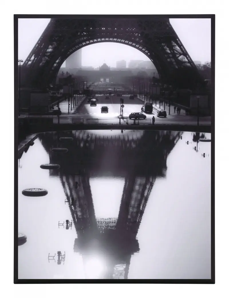 Obraz Paryż, Wieża Eiffel'a, odbicie w wodzie, czarno-biała fotografia na płycie 31x41 cm
