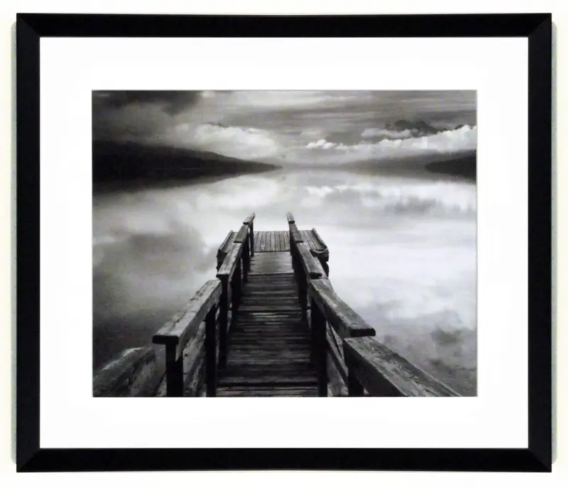 Obraz Pejzaż, Molo nad jeziorem, czarno-biała fotografia z pass-partout 53x43 cm