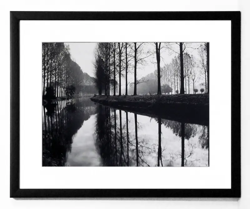 Obraz Pejzaż, Normandia, kanał, czarno-biała fotografia z passe-partout w ramie 53x43 cm