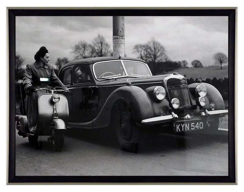 Obraz Stare fotografie, samochód i dziewczyna na skuterze Vespa 80x60 cm