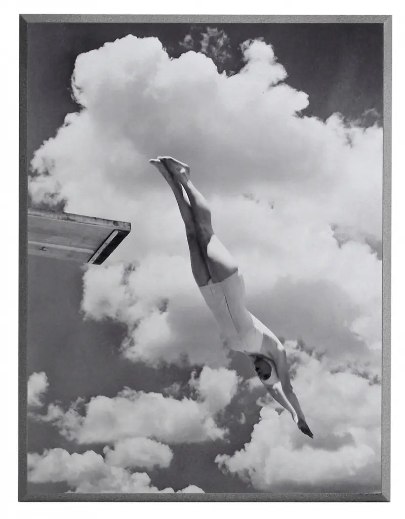 Obraz Stare fotografie, skok do wody z trampoliny I, czarno-biała fotografia na płycie 31x41 cm