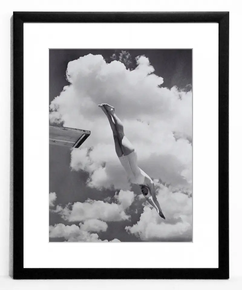 Obraz Stare fotografie, skok do wody z trampoliny I, czarno-biała fotografia w ramie 40x50 cm