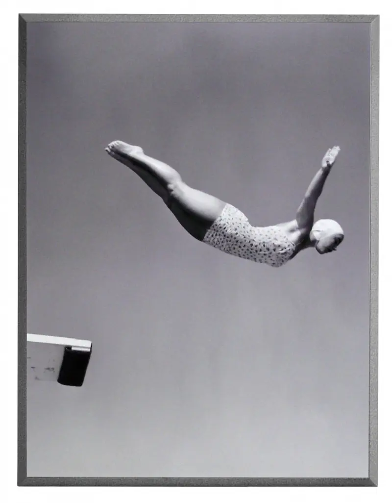 Obraz Stare fotografie, skok do wody z trampoliny II, czarno-biała fotografia na płycie 31x41 cm