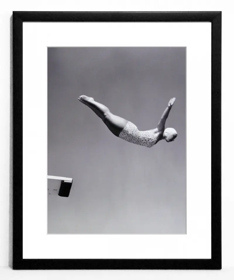Obraz Stare fotografie, skok do wody z trampoliny II, czarno-biała fotografia w ramie 40x50 cm