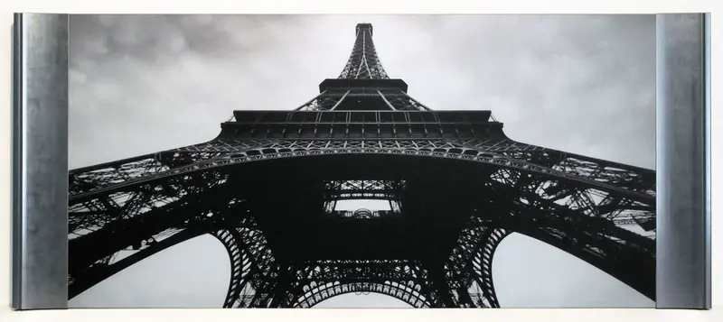 Obraz Wieża Eiffela - czarno-biała fotografia - Decograph w półramie 100x50 cm