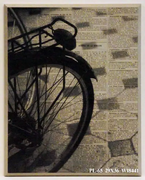 Obraz Zdjęcie starodawnego roweru na tle gazety 29x36 cm